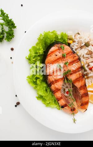 Gegrillter Lachs auf Gemüse Risotto Freiraum Stockfoto