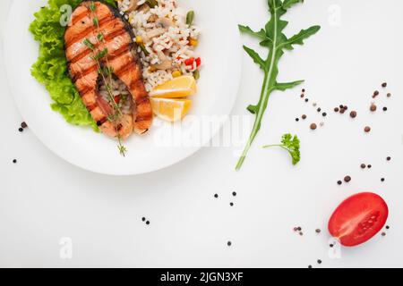 Gegrillter roter Fisch auf Gemüse Risotto Freiraum Stockfoto