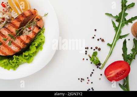 Gegrilltes Lachssteak auf weißem Tisch, flach liegend Stockfoto