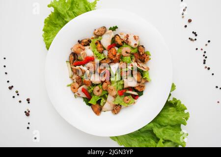 Verschiedene gegrillte Meeresfrüchte-Salat auf Teller flach legen Stockfoto