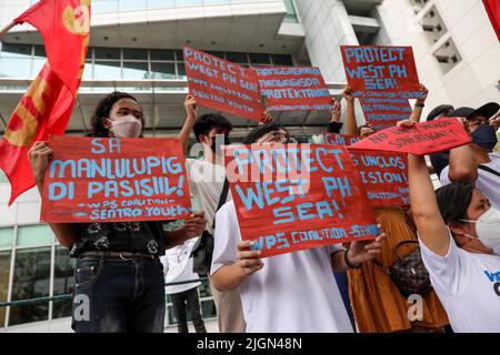 Manila, Philippinen. 12.. Juli 2022. Aktivisten tragen Plakate während eines Protestes zum sechsten Jahrestag eines Urteils eines internationalen Tribunals vor dem chinesischen Konsulat in Makati, Philippinen. 12. Juli 2022. Die Demonstranten forderten die chinesische Regierung auf, die Rechte der Philippinen in Bezug auf ihre ausschließliche Wirtschaftszone oder AWZ im umstrittenen Südchinesischen Meer zu respektieren, das durch die UN-Seerechtskonvention oder UNCLOS beauftragt wurde. (Bild: © Basilio Sepe/ZUMA Press Wire) Stockfoto