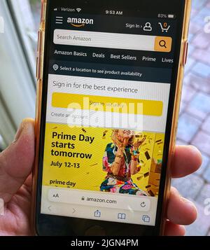 Orlando, Usa. 11.. Juli 2022. Die Amazon-Website wird am Tag vor dem Prime Day-Verkauf, der in diesem Jahr am 12.. Und 13.. Juli stattfindet, auf einem Smartphone angezeigt. Der Prime Day ist die jährliche Deal-Veranstaltung von Amazon, die ausschließlich für Prime-Mitglieder gilt und Angebote für Top-Marken und kleine Unternehmen bietet. Kredit: SOPA Images Limited/Alamy Live Nachrichten Stockfoto