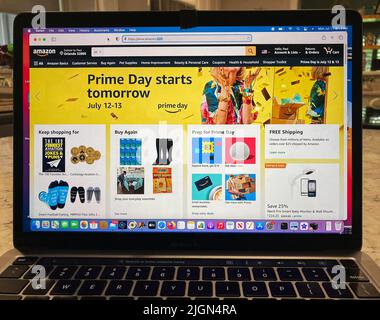 Orlando, Usa. 11.. Juli 2022. Die Amazon-Website wird am Tag vor dem Prime Day-Verkauf, der in diesem Jahr am 12.. Und 13.. Juli stattfindet, auf einem Computerbildschirm angezeigt. Der Prime Day ist die jährliche Deal-Veranstaltung von Amazon, die ausschließlich für Prime-Mitglieder gilt und Angebote für Top-Marken und kleine Unternehmen bietet. (Foto von Paul Hennessy/SOPA Images/Sipa USA) Quelle: SIPA USA/Alamy Live News Stockfoto