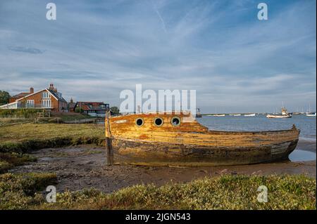 Ein altes Boot vertäute auf dem Schlamm und wurde auf dem Fluss Alde bei Orford in Suffolk, Großbritannien, nicht benutzt Stockfoto