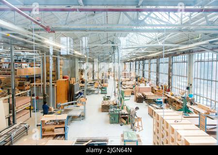 Eindhoven, Niederlande. Arbeitsholzwerkstatt der Piet Hein Eek Interior Design Branche. Ein Unternehmen, in dem qualifizierte Handwerker und Frauen nachhaltige, qualitativ hochwertige Arbeit und Einkommen finden. Stockfoto