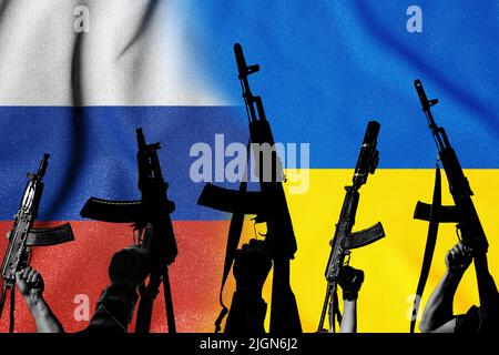 Zwei feindliche Flaggen und bekämpfen militärische Sturmgewehre AK 74 und AK 74U vor ihrem Hintergrund, dem russisch-ukrainischen Krieg und der russischen Aggression Stockfoto