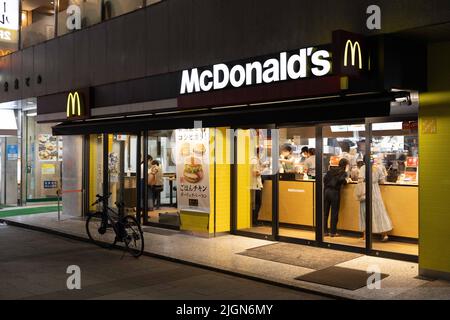 Tokio, Japan. 11.. Juli 2022. Die Kunden bestellen in einem McDonald's-Restaurant in Tokio. Kredit: SOPA Images Limited/Alamy Live Nachrichten Stockfoto