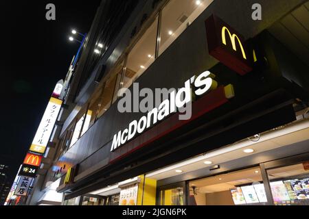 Tokio, Japan. 11.. Juli 2022. McDonald's-Logo in einem ihrer Restaurants in Tokio. Kredit: SOPA Images Limited/Alamy Live Nachrichten Stockfoto