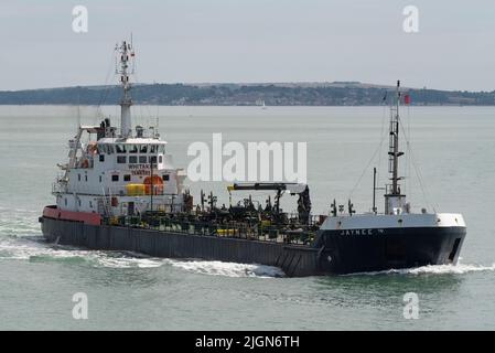 Portsmouth, England, Großbritannien. 2022. Die Jaynee W ein Öltanker fährt auf der Solent nach Portsmouth Harbour. Stockfoto