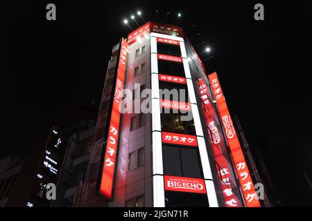 Tokio, Japan. 11.. Juli 2022. Karaoke-Salon in der Innenstadt von Tokio bei Nacht gesehen. (Foto: Stanislav Kogiku/SOPA Images/Sipa USA) Quelle: SIPA USA/Alamy Live News Stockfoto