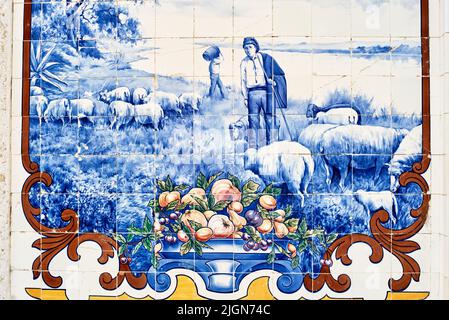 Azulejos Fliesen Platten, die den Markt decken spiegelt die Aktivitäten des Marktes und der Landschaft in Vila Franca de Xira, portugal Stockfoto