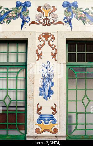 Azulejos Fliesen Platten, die den Markt decken spiegelt die Aktivitäten des Marktes und der Landschaft in Vila Franca de Xira, portugal Stockfoto