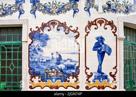 Azulejos Fliesen Platten, die den Markt decken spiegelt die Aktivitäten des Marktes und der Landschaft in Vila Franca de Xira, portugal Stockfoto