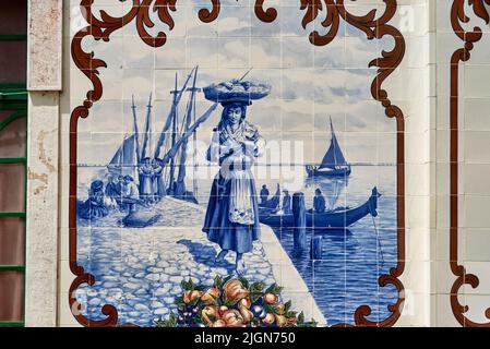 Azulejos Fliesen Platten, die den Markt decken spiegelt die Aktivitäten des Marktes und der Landschaft in Vila Franca de Xira, portugal Stockfoto