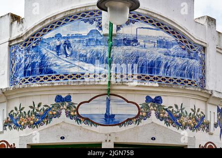 Azulejos Fliesen Platten, die den Markt decken spiegelt die Aktivitäten des Marktes und der Landschaft in Vila Franca de Xira, portugal Stockfoto