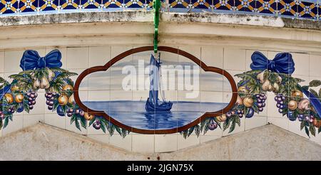 Azulejos Fliesen Platten, die den Markt decken spiegelt die Aktivitäten des Marktes und der Landschaft in Vila Franca de Xira, portugal Stockfoto