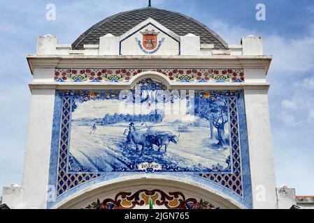 Azulejos Fliesen Platten, die den Markt decken spiegelt die Aktivitäten des Marktes und der Landschaft in Vila Franca de Xira, portugal Stockfoto