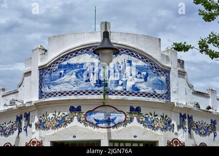 Azulejos Fliesen Platten, die den Markt decken spiegelt die Aktivitäten des Marktes und der Landschaft in Vila Franca de Xira, portugal Stockfoto