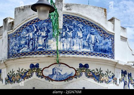 Azulejos Fliesen Platten, die den Markt decken spiegelt die Aktivitäten des Marktes und der Landschaft in Vila Franca de Xira, portugal Stockfoto