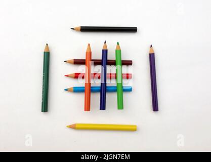 Mehrfarbiger Bleistift isoliert auf weißem Hintergrund Stockfoto