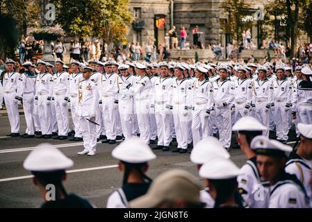 Kiew, Ukraine - 22. August 2021: Ukrainische Marinestreitkräfte bei der Generalprobe der Militärparade. Junge Matrosen in voller weißer Uniform gekleidet Stockfoto