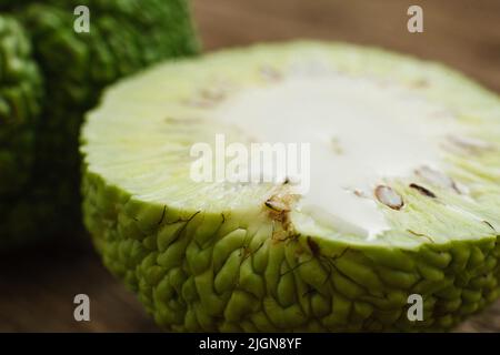 Schneiden Sie die exotische grüne ADAM-Apfelfrucht aus der Nähe Stockfoto