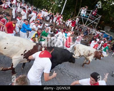 Pamplona, Spanien. 12.. Juli 2022. Sechste Stierkampfarena der San Fermin-Feierlichkeiten in Pamplona, 12. Juli 2022. Sexto encierro de las Fiestas de San Fermin en Pamplona, 12 de Julio de 2022. 900/Cordon Press Credit: CORDON PRESS/Alamy Live News Stockfoto