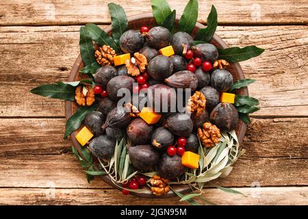 Mischung von Feigen mit Nüssen und roten Beeren flach legen Stockfoto
