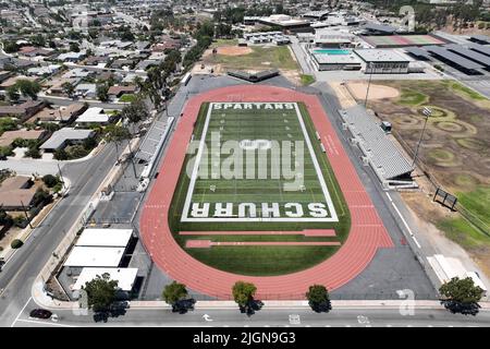 Eine allgemeine Luftaufnahme der Schurr High School und des Fußballfeldes, Dienstag, 21. Juni 2022, in Montebello, Kalif. Stockfoto