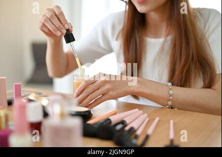 Charmante weibliche Schönheit und Mode-Bloggerin testen ihr Produkt Hautpflege, so dass ein Beauty-Video-Inhalte. Zugeschnittenes Bild Stockfoto