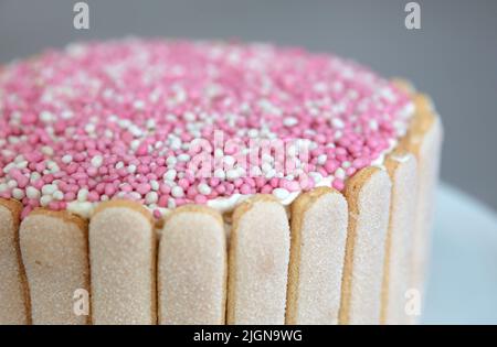 Typischer niederländischer Mausruck mit rosa Mäusen auf einem Kuchen, für die Babydusche Stockfoto