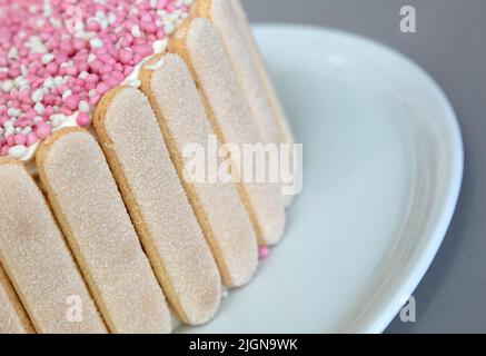 Typischer niederländischer Mausruck mit rosa Mäusen auf einem Kuchen, für die Babydusche Stockfoto