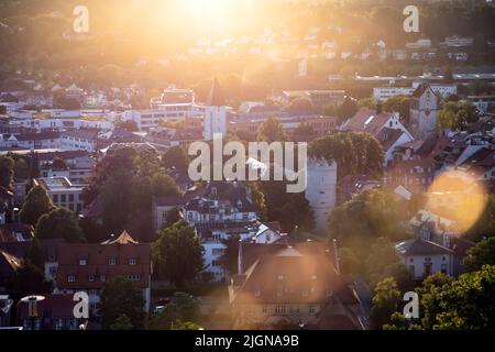 Skyline von Ravensburg, Baden-Württemberg, Deutschland, Europa. Luftaufnahme der alten Häuser der Stadt Ravensburg bei magischem Sonnenuntergang. Stockfoto