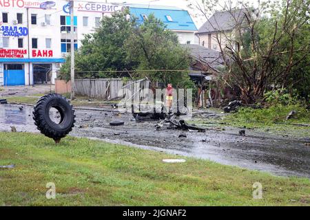 Nicht exklusiv: KHARKIV, UKRAINE - 11. JULI 2022 - nach dem Beschuss eines Einkaufszentrums und nahegelegener Wohngebäude durch die russischen Truppen in K Stockfoto