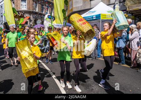 Studenten der Humphry Davy School bei einer Parade am Mazey Day beim Golowan Festival in Penzance in Cornwall, Großbritannien. Stockfoto