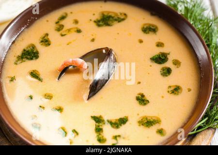 Leckere Fischsuppe in der Clai-Schüssel, Blick von oben Stockfoto