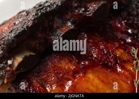 Nahaufnahme von appetitlich gegrillten Rippchen Stockfoto