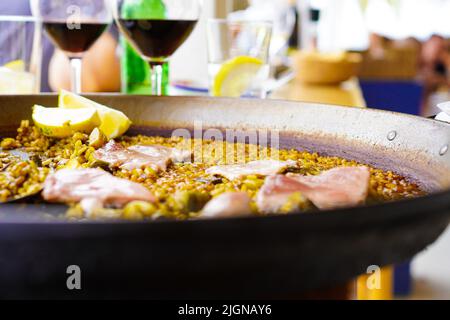 Paella am Meer Restaurant chiringuito an der Küste Stockfoto