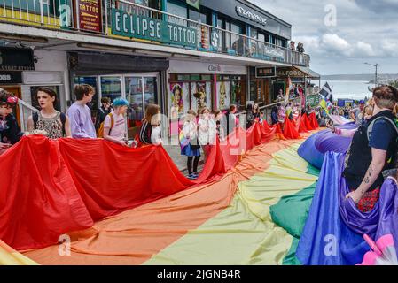 Die farbenfrohe Cornwall Prides Parade im Stadtzentrum von Newquay in Großbritannien. Stockfoto