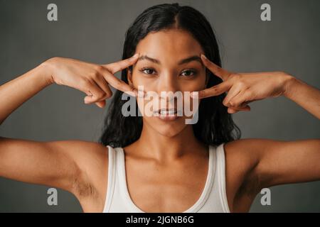 Nahaufnahme einer afroamerikanischen Frau mit Friedenszeichen Stockfoto