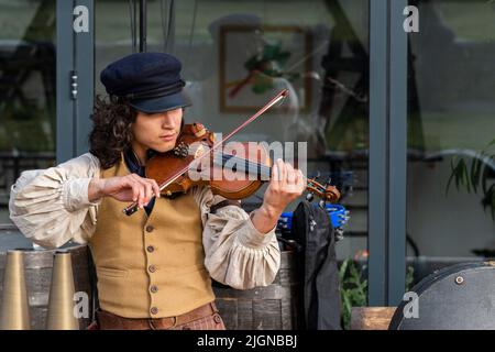 Ein Musiker aus der alten Zeit Seefahrer spielen eine Geige im Newquay Orchard Amphitheater in Cornwall. Stockfoto