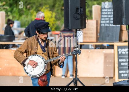 Ein Musiker aus der alten Zeit Matrosen spielen ein Banjo im Newquay Orchard Amphitheater in Cornwall. Stockfoto