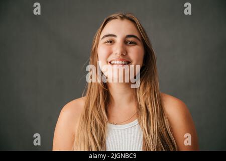 Nahaufnahme schöne blonde lächelnde kaukasische Frau Stockfoto