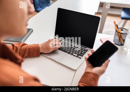 Von Einem Japanischen Geschäftsmann Mit Laptop Und Mobiltelefon Im Büro Geschnitten Stockfoto