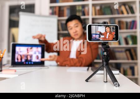 Koreanischer Lehrer Videoanrufe Über Smartphone Mit Vortrag Am Arbeitsplatz Stockfoto