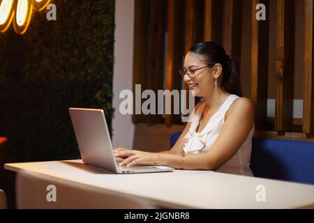 Unternehmerin Frau, die am Computer arbeitet Stockfoto