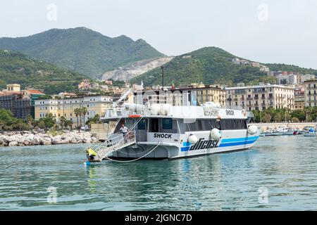Pleasure Cruiser vor Anker im Hafen von Salerno, Italien Stockfoto