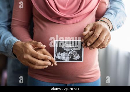 Schwanger Muslimische Frau Und Ihr Mann Halten Baby Sonogramm Bild Stockfoto