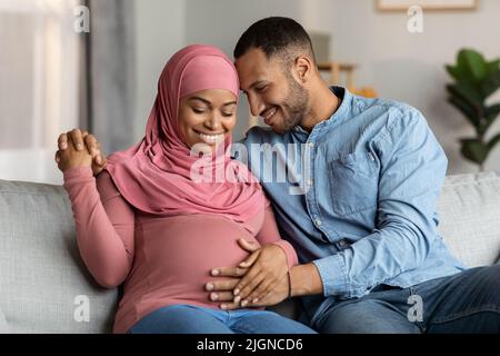 Liebende Muslimische Paar Erwartet Baby Bonding Zusammen Zu Hause Stockfoto