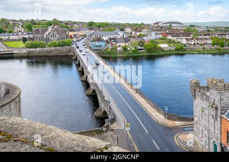 Thomond Bridge über den Fluss Shannon vom King John's Castle, Limerick, Irland Stockfoto